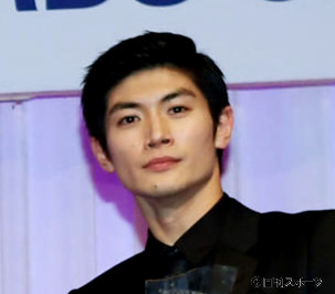 17年1月、日本ジュエリーベストドレッサー賞表彰式（右端）
