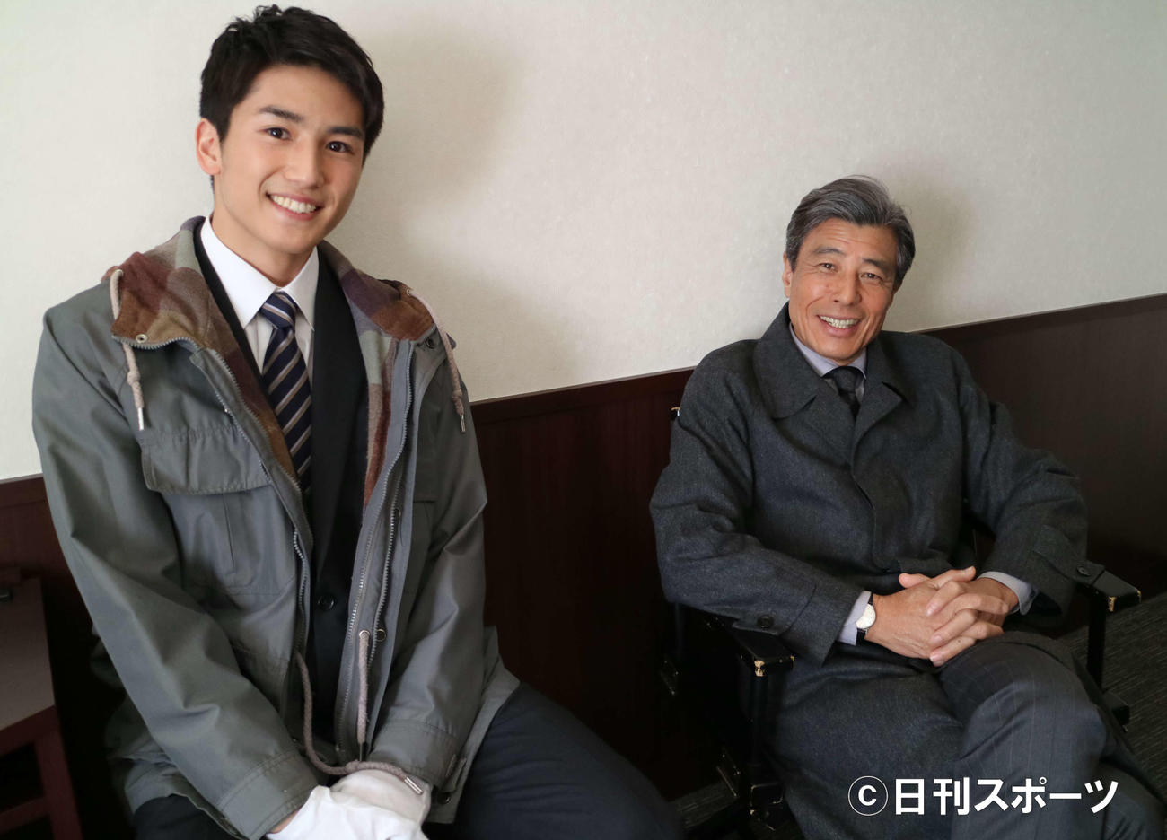神田穣（左）は石原プロモーションからの移籍が決まった。舘ひろしと共演したデビュー作の撮影現場で