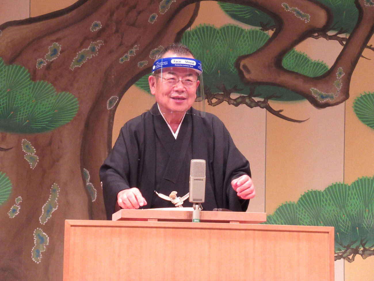 「吉例88　第38回桂文珍独演会」の会見に、フェイスシールドをつけて登場した桂文珍（撮影・星名希実）