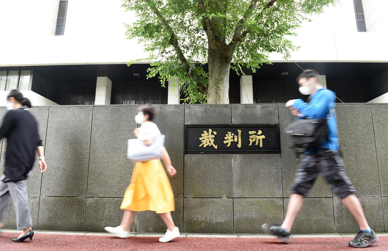 槇原敬之被告初公判の傍聴券を求めて並ぶ人たち（撮影・横山健太）