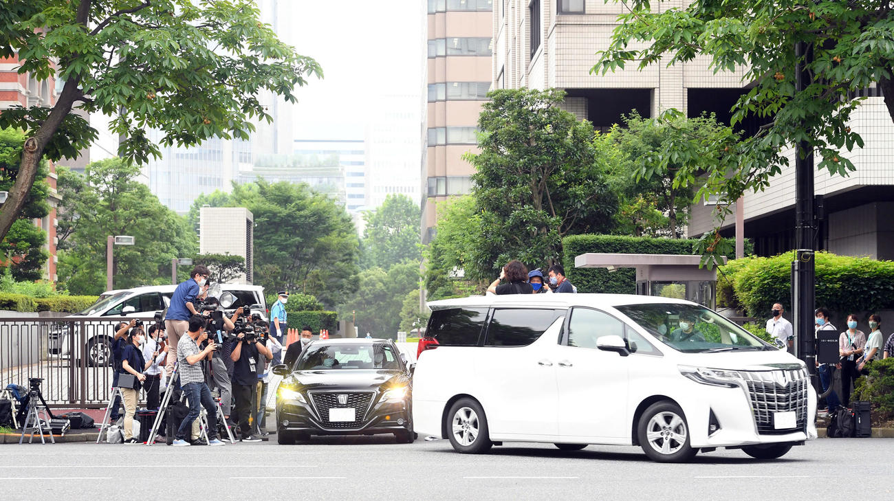 初公判が終了し、東京地裁を出る槇原敬之容疑者を乗せたと思われる車両（午前11時50分過ぎ）（撮影・たえ見朱実）