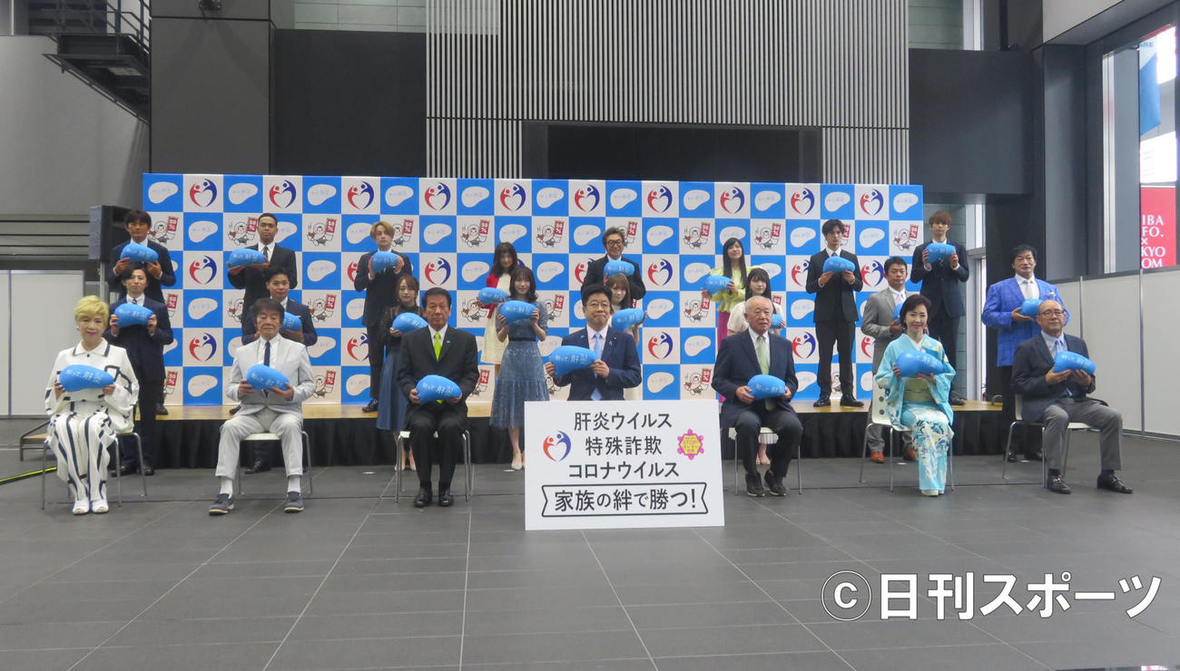 厚生労働省「知って、肝炎プロジェクトミーティング2020」の出席者（前列左から瀬川瑛子、田辺靖雄、杉良太郎、加藤勝信厚生労働大臣、国立国際医療研究センター研究所溝上雅史氏、伍代夏子、平松政次、中列左から千葉涼平、清水宏保、向井地美音、横山由依、秋元真夏、久保史緒里、仁志敏久、小橋建太、後列左から岩本輝雄、NESMITH、白浜亜嵐、石川ひとみ、コロッケ、島谷ひとみ、シュネル、中山優貴）