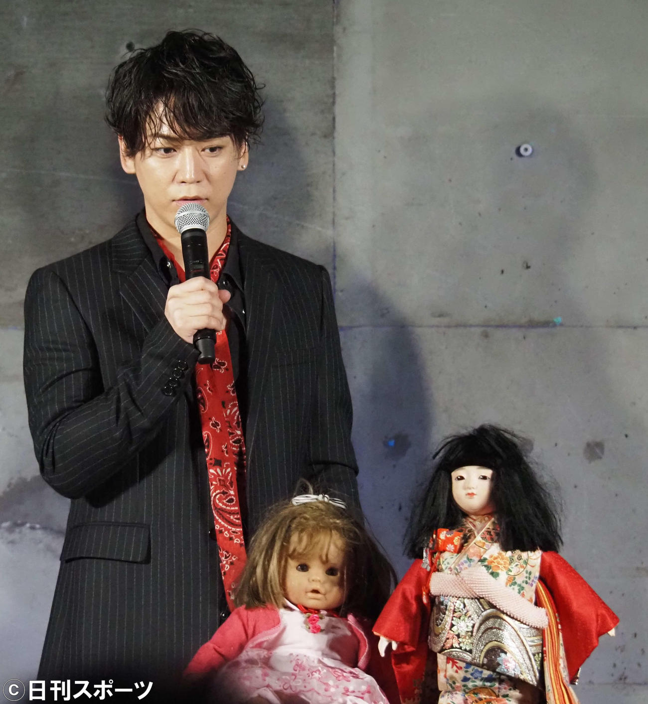 人形におののく亀梨和也（撮影・遠藤尚子）