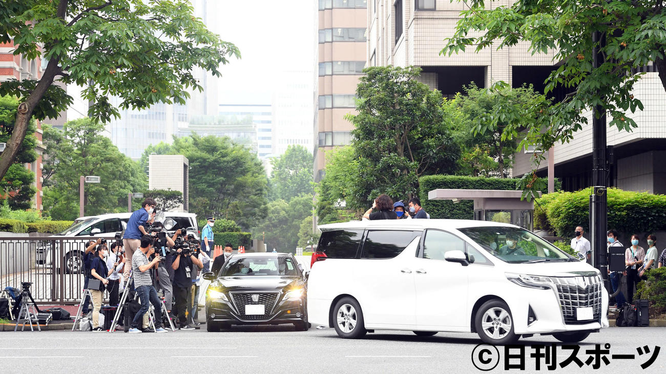 初公判が終了し、東京地裁を出る槇原敬之容疑者を乗せたと思われる車両（午前11時50分過ぎ）（撮影・たえ見朱実）