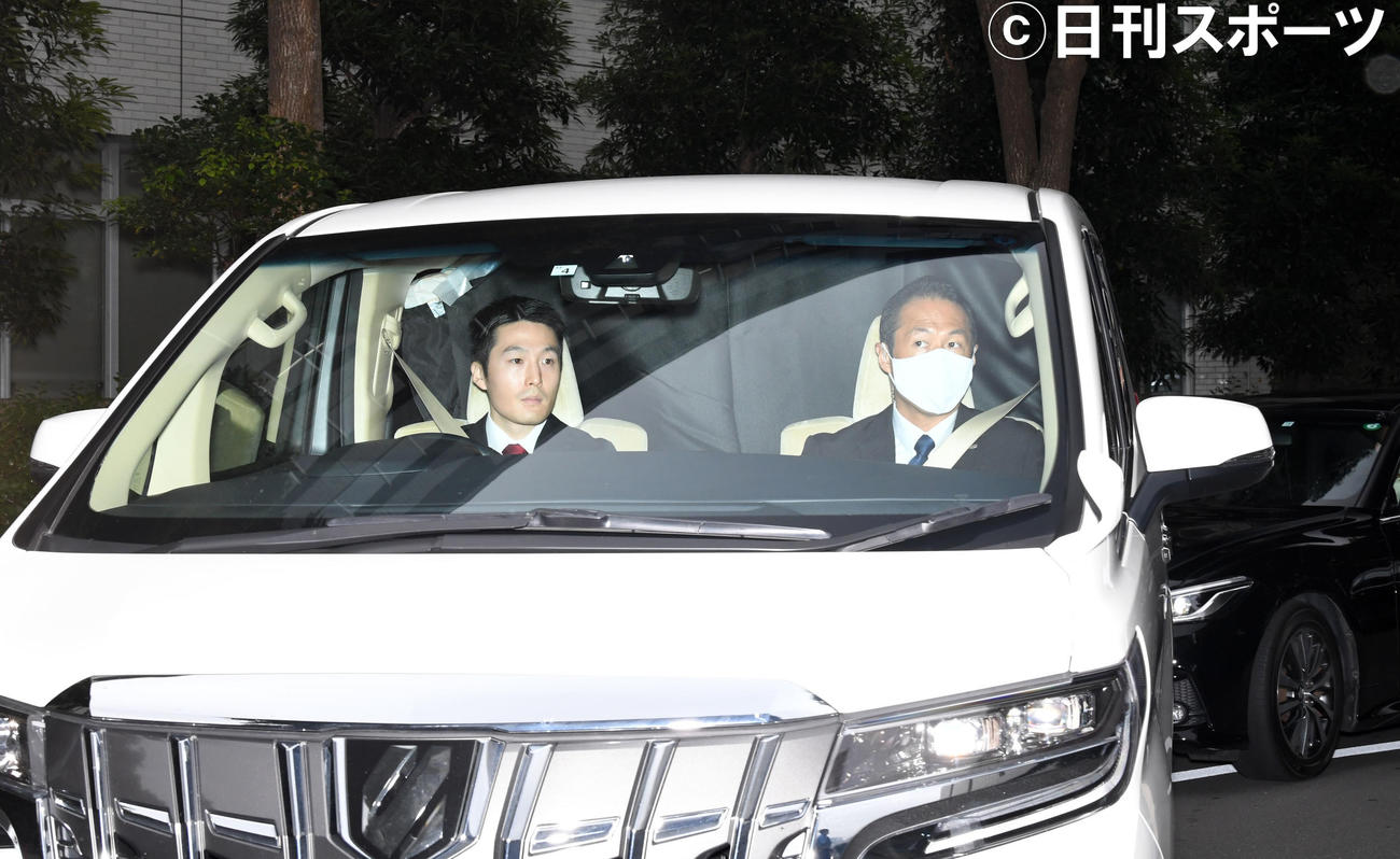 東京地裁に入る槇原敬之被告が乗っていると思われる車両（撮影・横山健太）