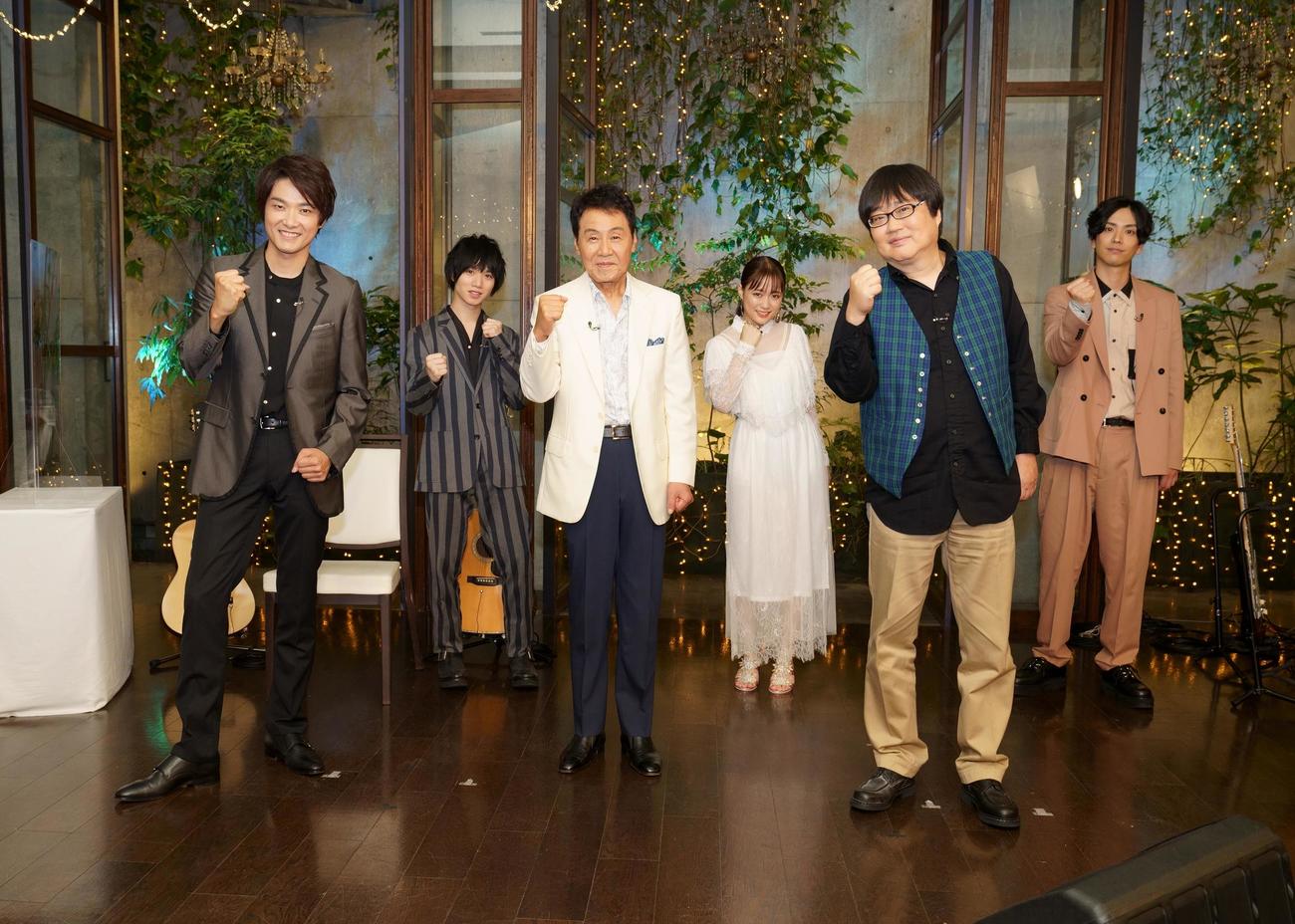スペシャル音楽特番「五木ひろしの異次元ライブ2020～歌で伝えたかったこと～」に出演ンした、前列左から井上芳雄、五木ひろし、六角精児、後列左から植田圭輔、大原櫻子、黒羽麻璃