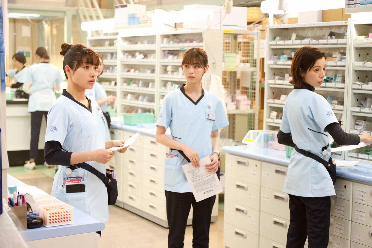 病院薬剤師として働く葵みどり（石原さとみ＝左）、相原くるみ（西野七瀬＝中）、刈谷奈緒子（桜井ユキ）（C）フジテレビ
