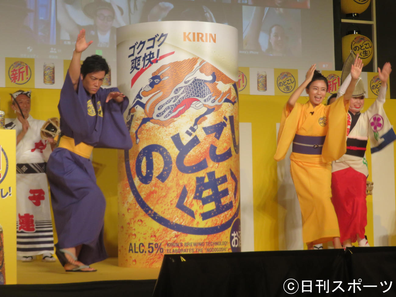 阿波おどりを踊る桐谷健太（左）と小島瑠璃子