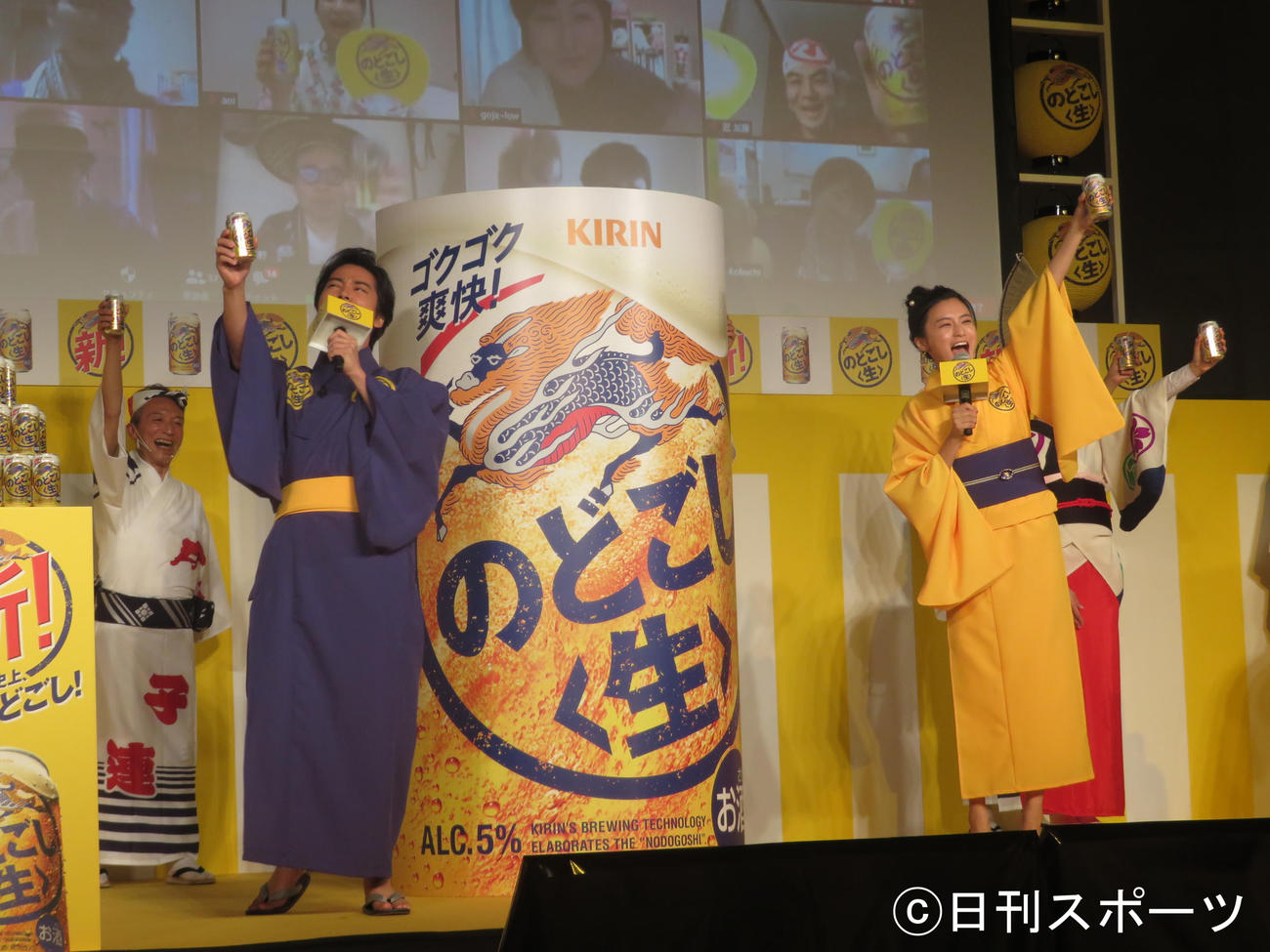 新のどごし＜生＞で乾杯する桐谷健太（左）と小島瑠璃子