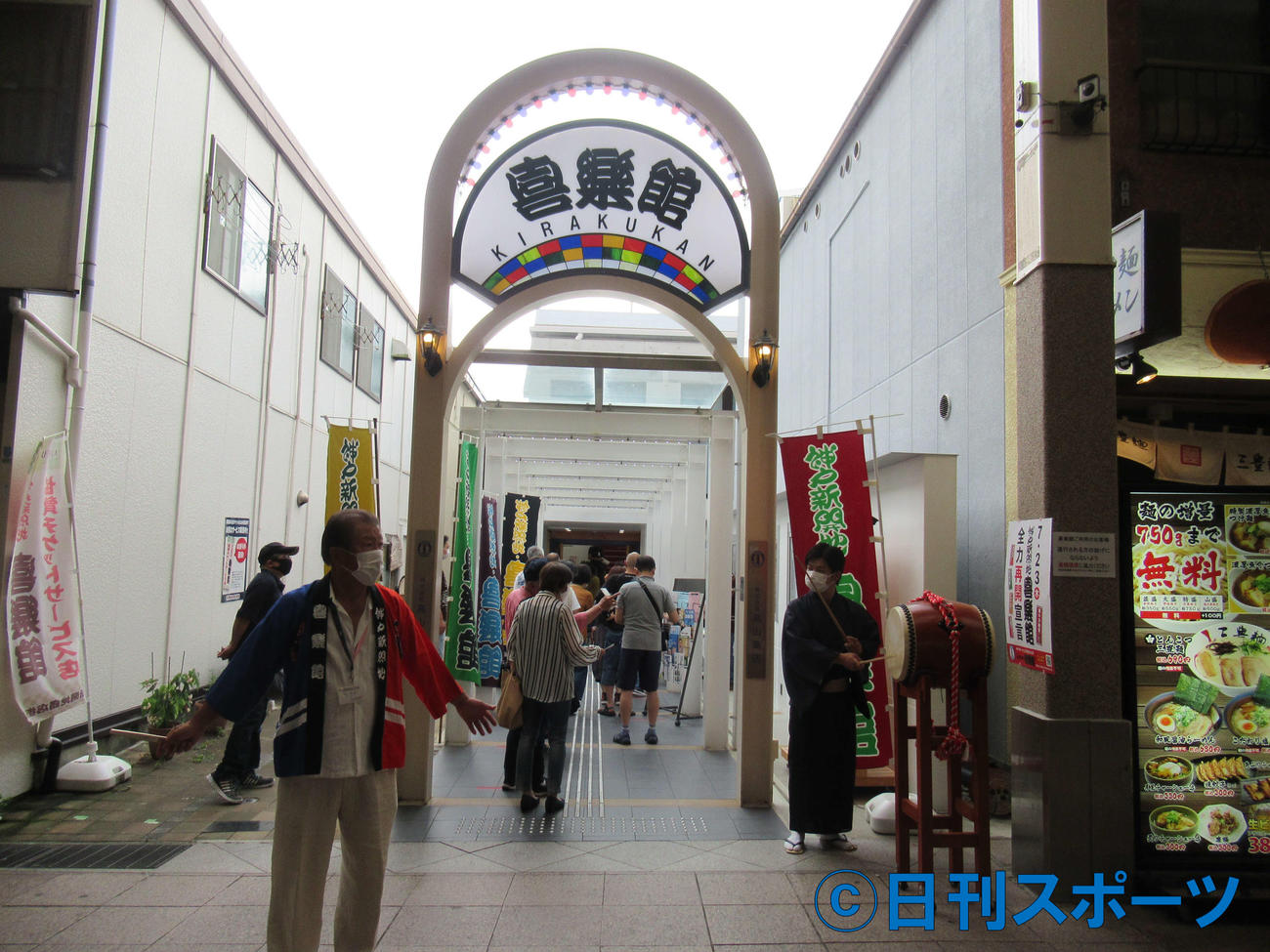 再開した神戸新開地・喜楽館の入り口に並ぶ観客（撮影・星名希実）