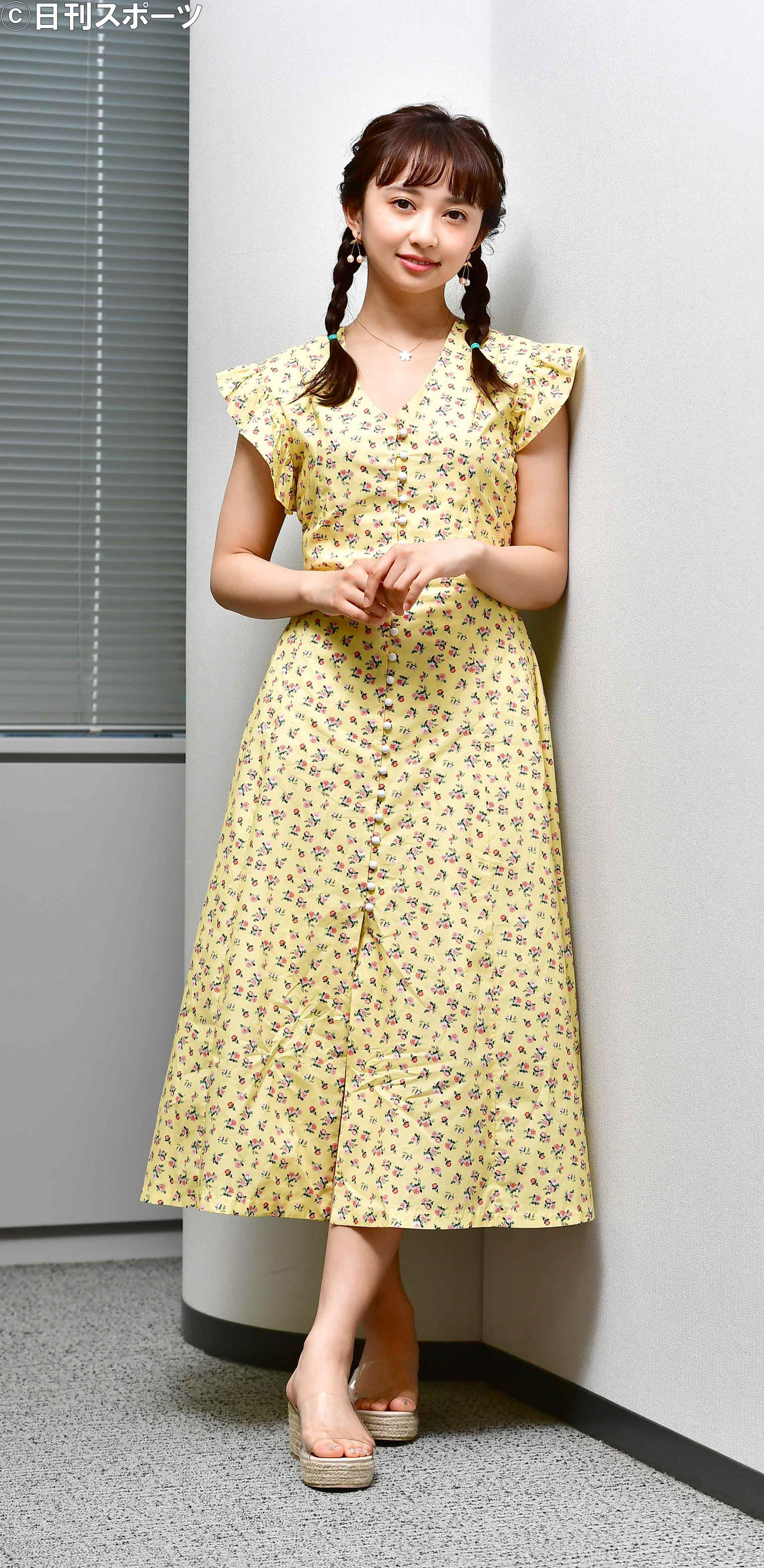 芸能生活10周年を記念したフォトスタイルブックを発売する小宮有紗（撮影・小沢裕）
