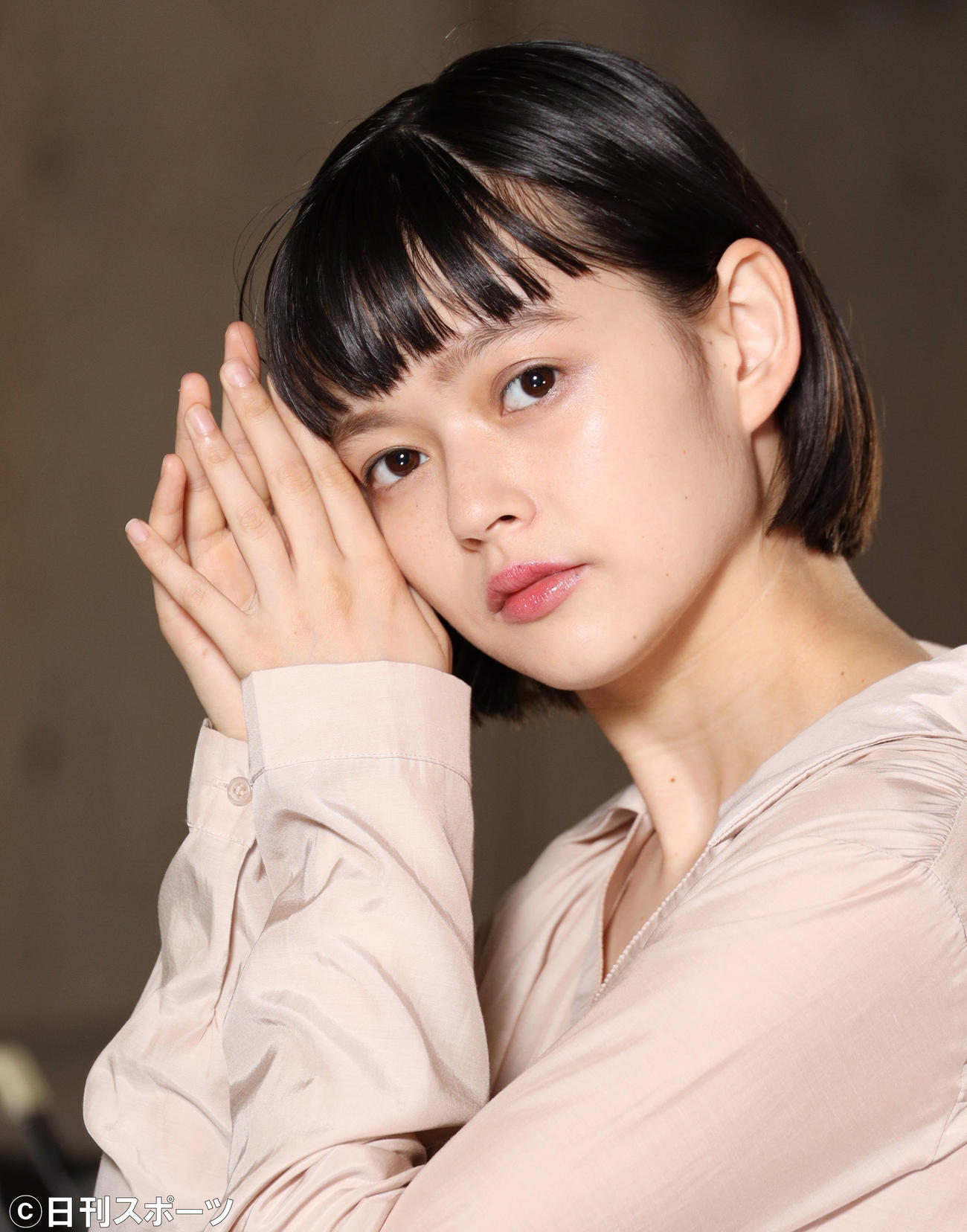 自分の言葉で丁寧に受け答えする夏子に読書好きのクレバーさが感じられた（撮影・中島郁夫）