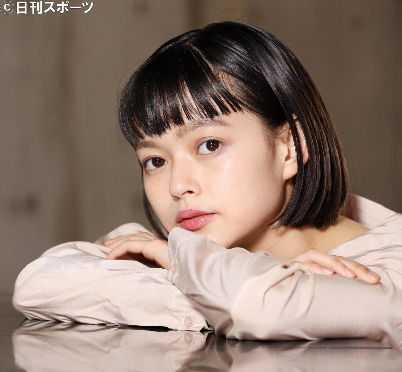 自分の言葉で丁寧に受け答えする夏子に読書好きのクレバーさが感じられた（撮影・中島郁夫）