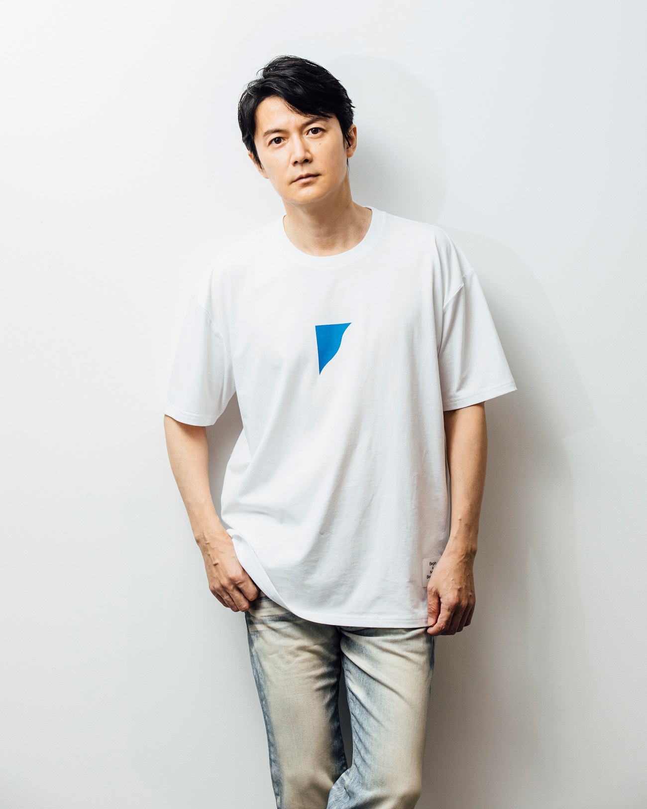 チャリティーTシャツ（白）を着る福山雅治