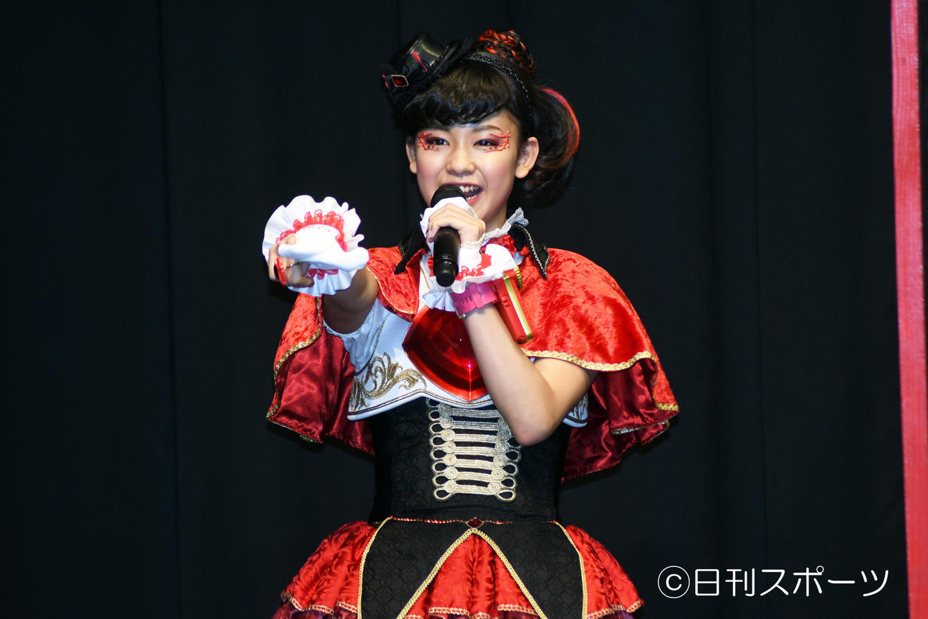 映画「劇場版　ひみつ×戦士　ファントミラージュ！～映画になってちょーだいします～」公開記念舞台あいさつでポーズを決める石井蘭（撮影・大友陽平）
