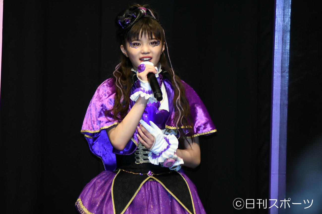 映画「劇場版　ひみつ×戦士　ファントミラージュ！～映画になってちょーだいします～」公開記念舞台あいさつでポーズを決める原田都愛（撮影・大友陽平）