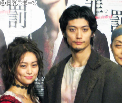 「罪と罰」 三浦春馬(右)と大島優子(2019年撮影)