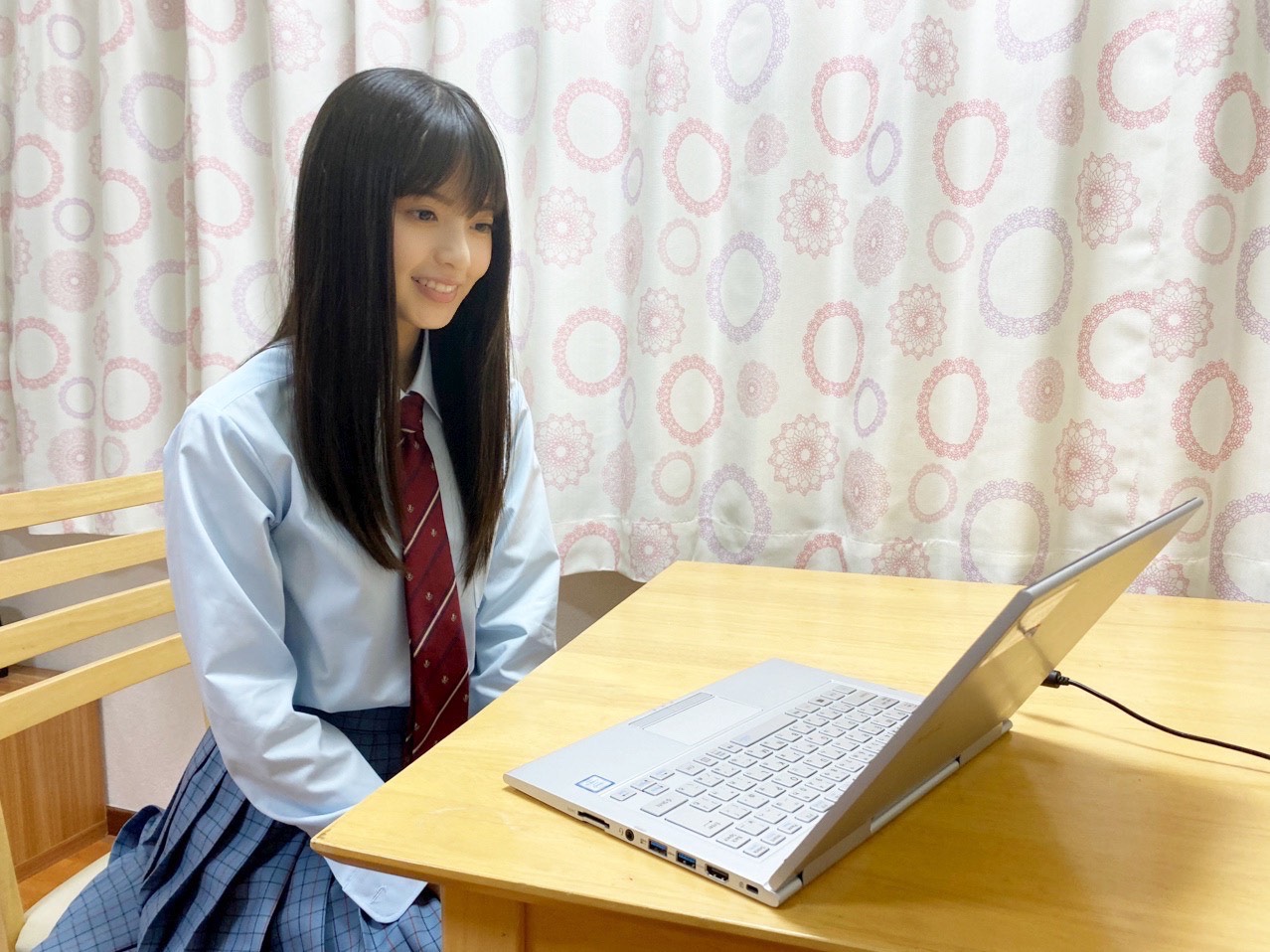 ドラマ「リモートで殺される」で、屋上から転落死した女子高生、田村由美子を演じる齋藤飛鳥