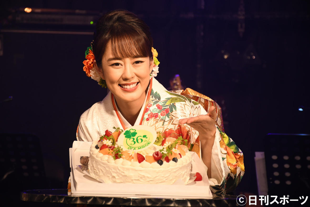 バースデー生配信ライブを行いケーキで祝福されて笑顔の丘みどり（撮影・大友陽平）