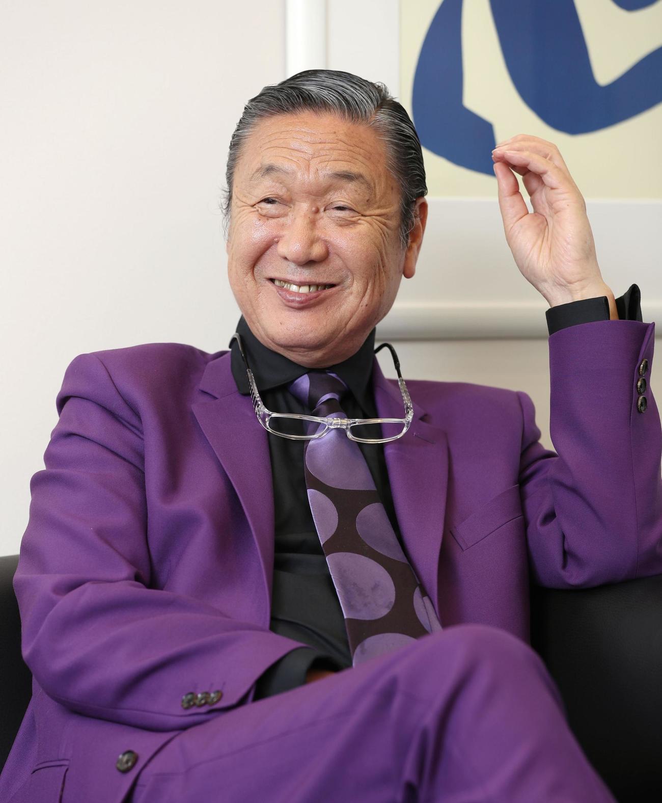 インタビューに答える山本寛斎さん＝17年5月（共同）
