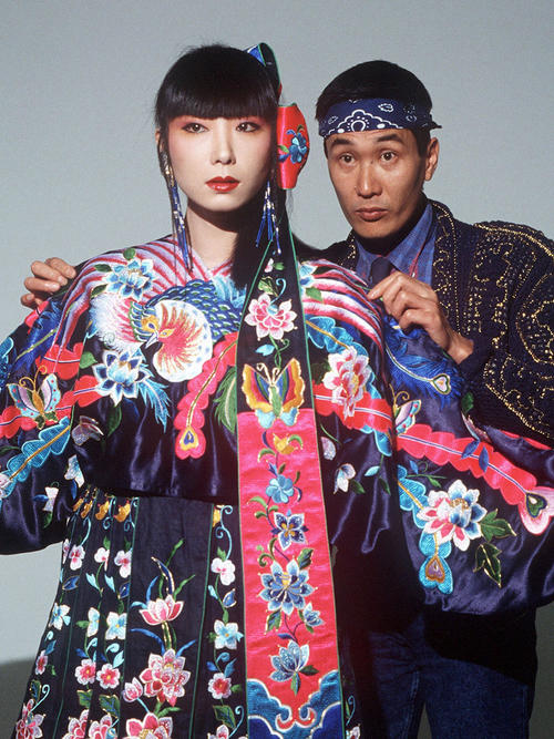 82年11月、東京・麻布のスタジオで山口小夜子さん（左）の衣装をチェックする山本寛斎さん（共同）