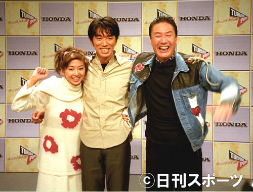 99年9月　優香、ユースケ・サンタマリアとともにMCを務めるテレビ朝日「ターニングポイント」の制作発表会に臨んだ山本寛斎さん