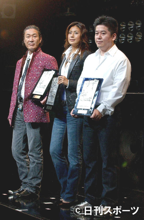 04年10月　「2004ベストジーニスト」に選出された山本寛斎さんと長谷川理恵、堀江貴文氏
