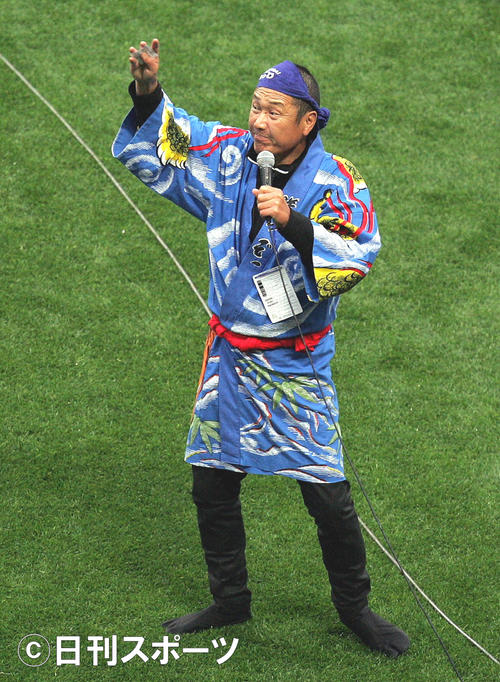 06年5月　サッカー・キリン杯　日本対スコットランド　試合前のW杯壮行セレモニーをプロデュースした山本寛斎さん