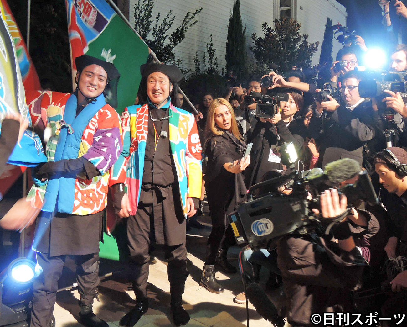 トルコでのファッションショー「ハロー　イスタンブール！！」で多くの現地報道陣に囲まれた山本寛斎さん（左から2人目）（2014年10月12日撮影）