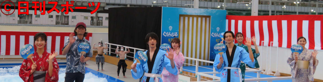 映画「ぐらんぶる」プレミアム夏祭りイベントに登壇した、左から小倉優香、英勉監督、犬飼貴丈、与田祐希、竜星涼、石川恋、朝比奈彩（撮影・村上幸将）
