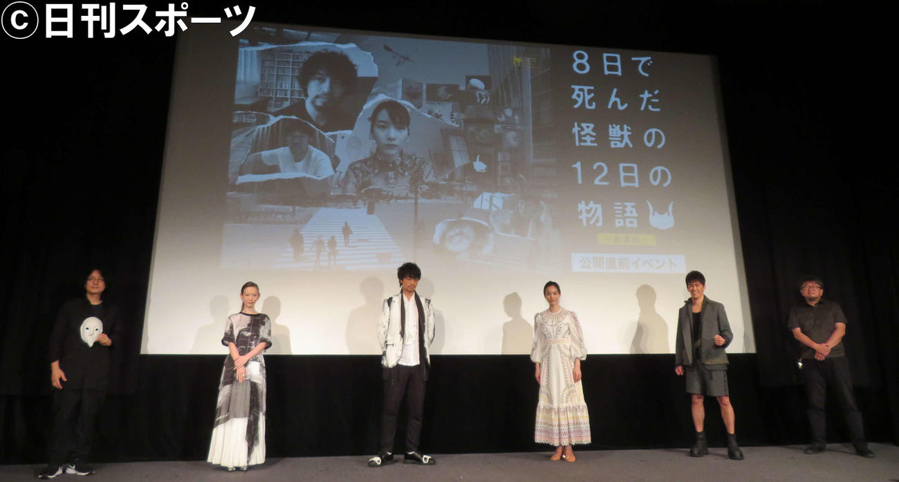 映画「8日で死んだ怪獣の12日の物語－劇場版－」公開直前イベントに登壇した、左から岩井俊二監督、穂志もえか、斎藤工、のん、武井壮、、樋口真嗣監督（撮影・村上幸将）