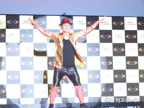 「ライザップ　シニアプログラム」会見で「ライザップサンバ」披露する松平健（撮影・村上幸将）