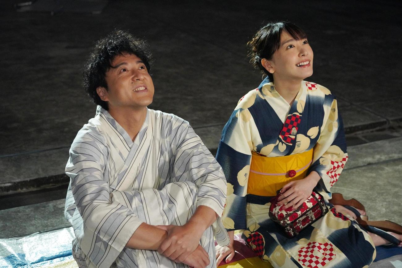 8月2日スタートの日本テレビ系「親バカ青春白書」（日曜午後10時30分）に出演する、浴衣姿のムロツヨシ（左）と新垣結衣