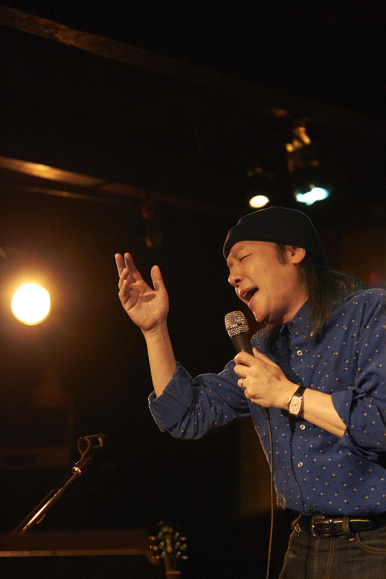 「MUSIC／SLASH」で配信された18年に京都・拾得で行われたアコースティックライブで歌う山下達郎