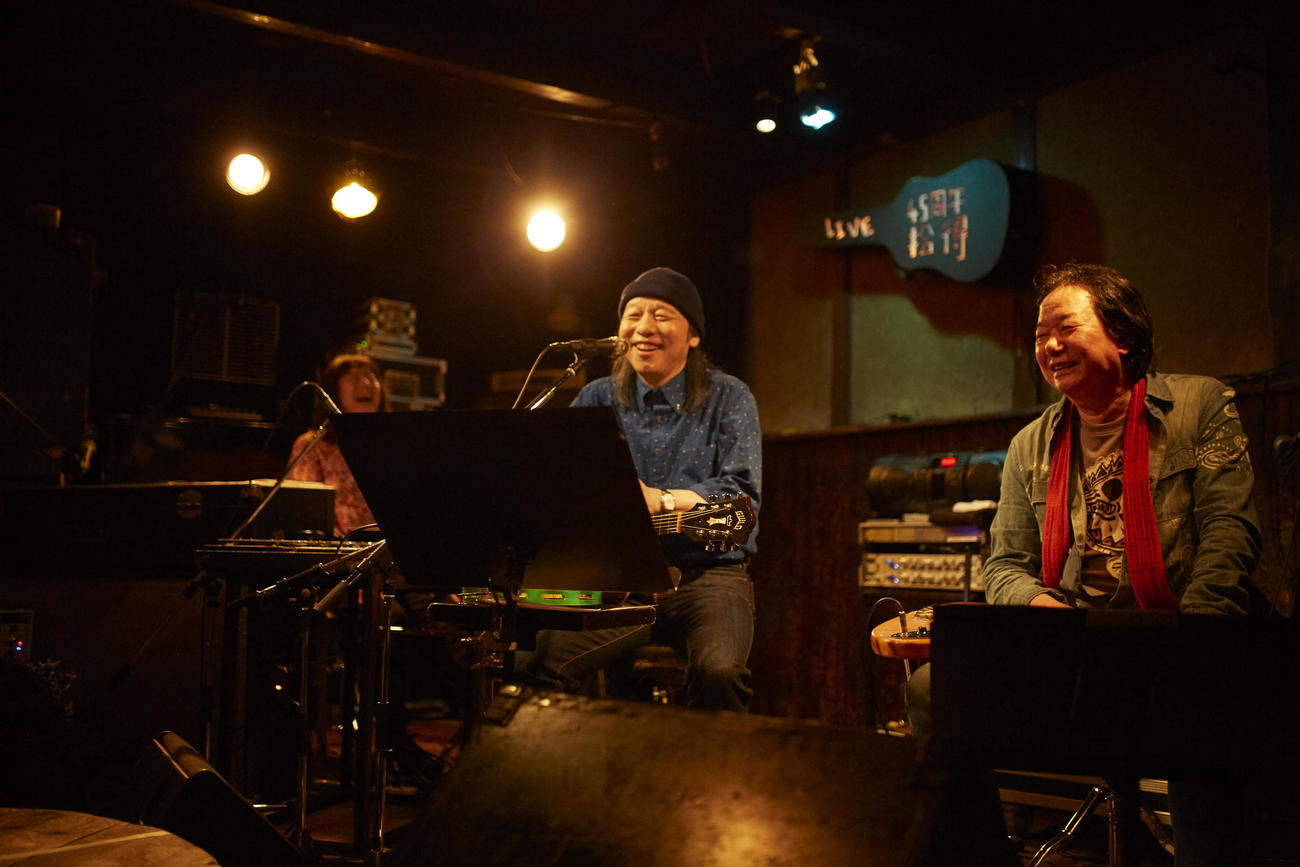 「MUSIC／SLASH」で配信された18年に京都・拾得で行われたアコースティックライブで歌う山下達郎