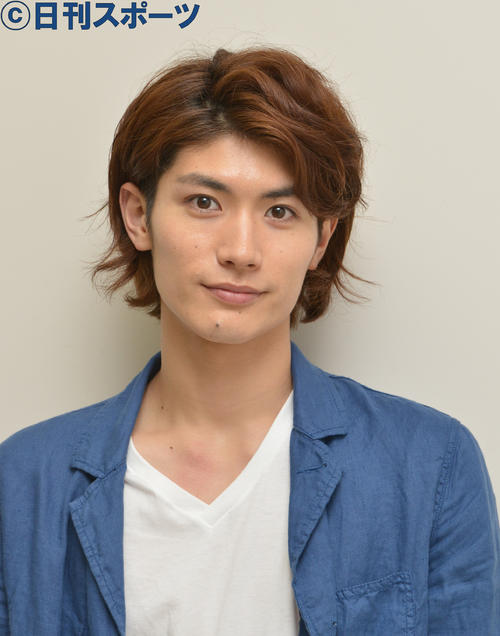 13年5月、本紙インタビューで笑顔を見せる三浦春馬さん