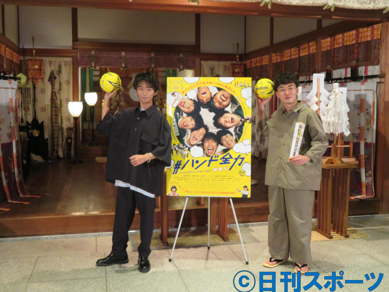 亀戸香取神社で映画「＃ハンド全力」ヒット祈願を行った加藤清史郎（左）と松居大悟監督（撮影・村上幸将）