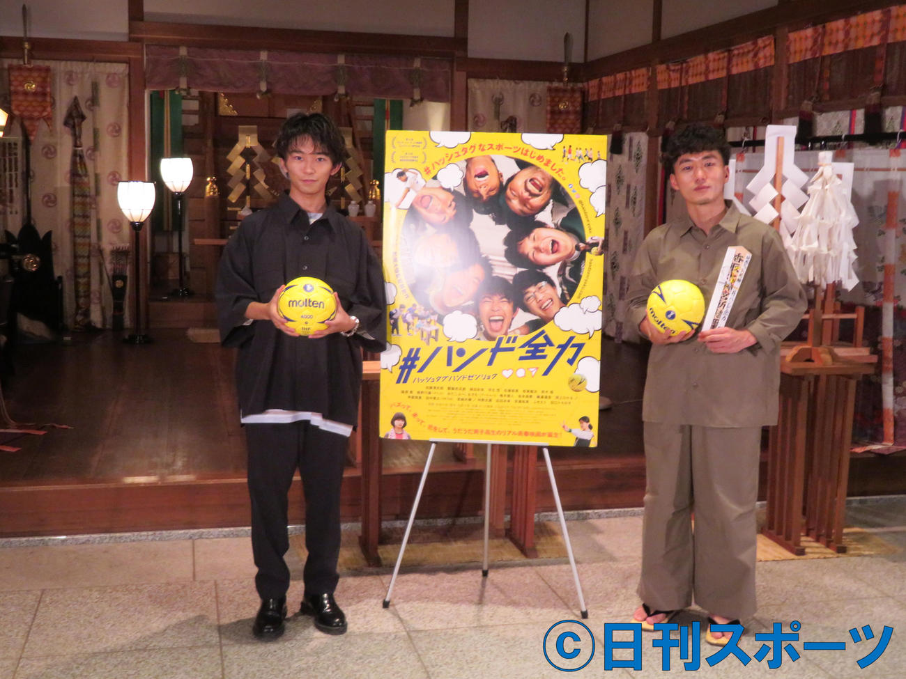 亀戸香取神社で映画「＃ハンド全力」ヒット祈願を行った加藤清史郎（左）と松居大悟監督（撮影・村上幸将）