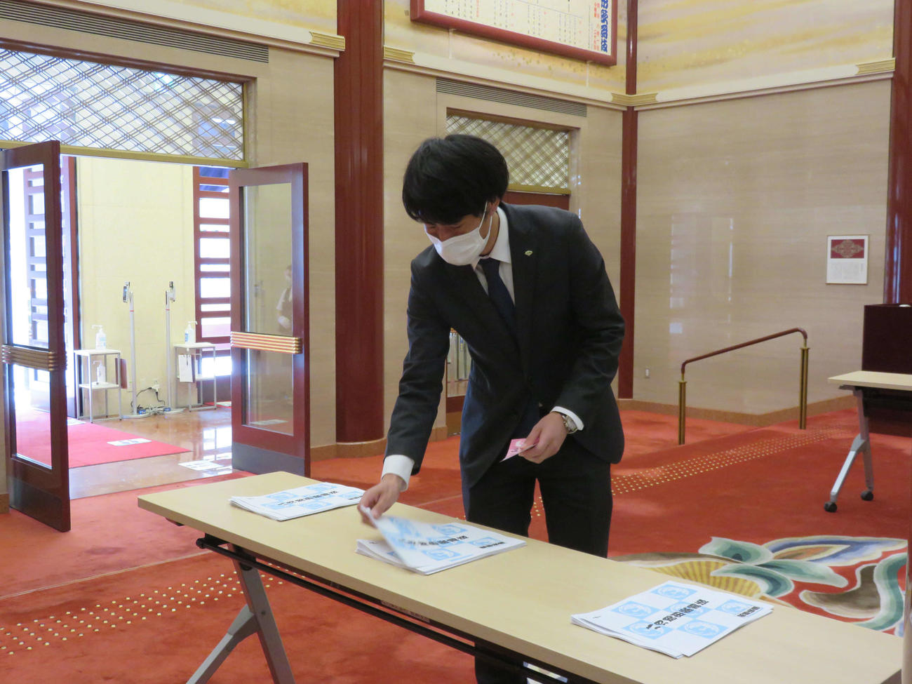 歌舞伎座「八月花形歌舞伎」の初日を前に、新型コロナウイルス感染防止対策が公開された。チケットをもぎる係はおらず、観客は自分で公演あらすじを取る