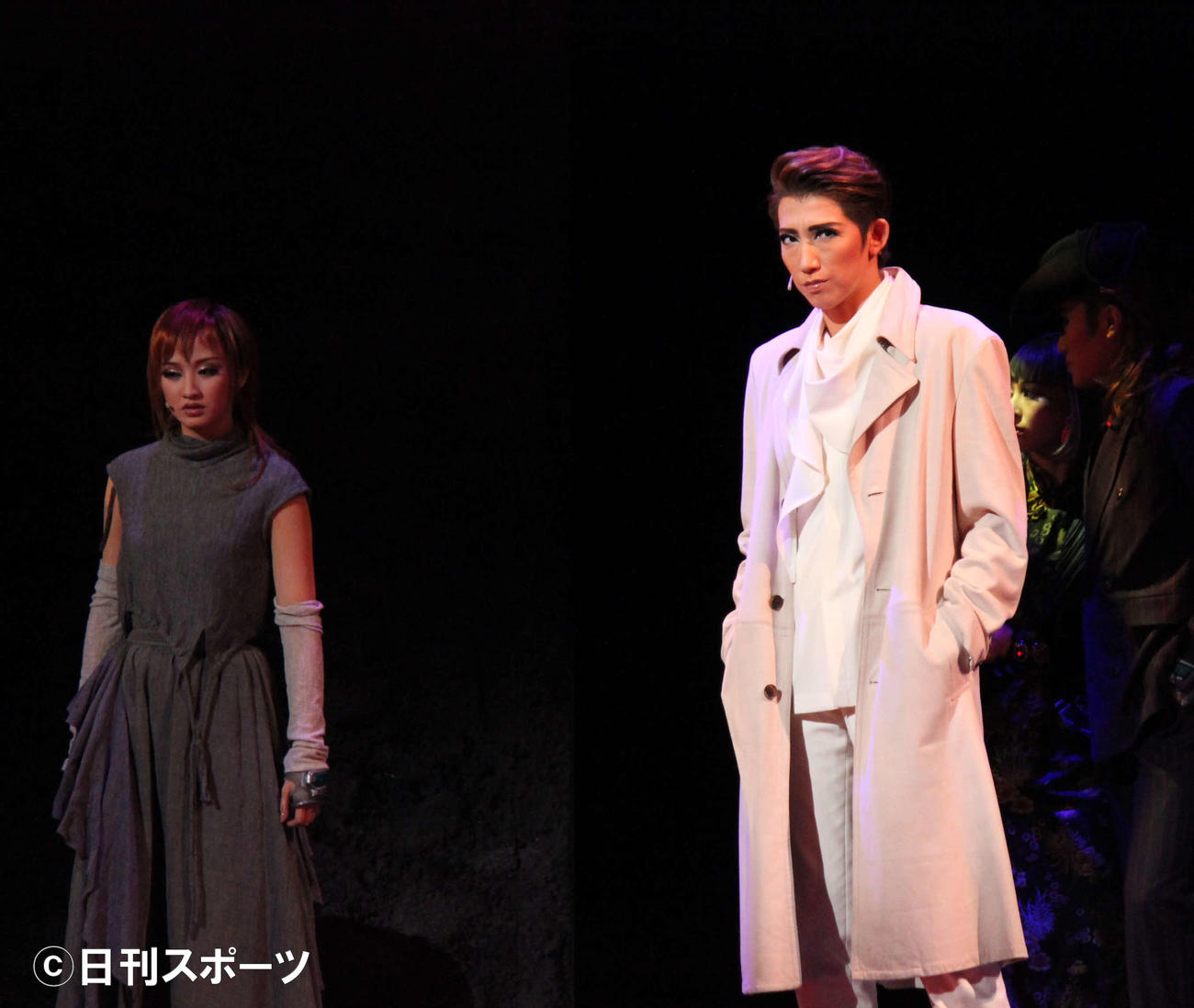5カ月ぶり再開の別箱公演に主演した宙組トップ真風涼帆（右）と、相手娘役の星風まどか（撮影・村上久美子）