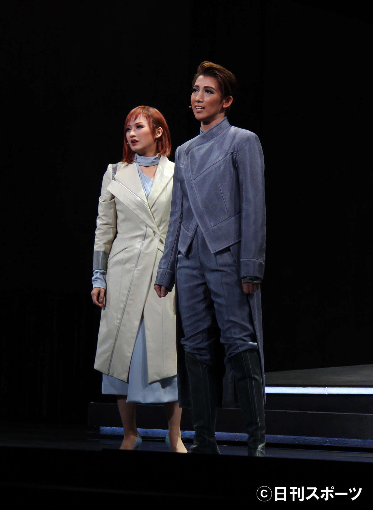 宝塚歌劇の5カ月ぶり別箱公演に主演した宙組トップ真風涼帆（右）と、相手娘役の星風まどか（撮影・村上久美子）