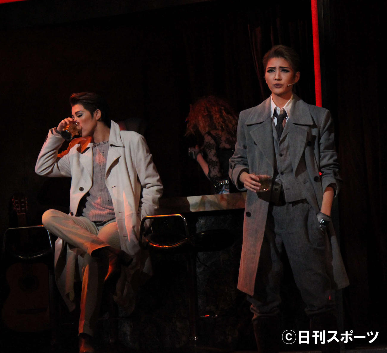 宙組トップ真風涼帆（左）主演のSF作で、反政府活動家を熱演する2番手スター芹香斗亜（撮影・村上久美子）