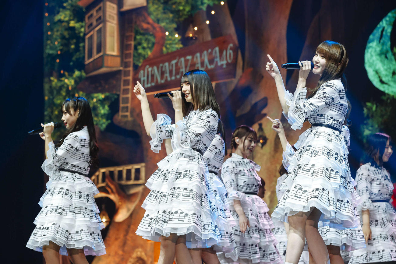 オンラインライブを開催した日向坂46の小坂菜緒（中央）（上山陽介氏撮影）