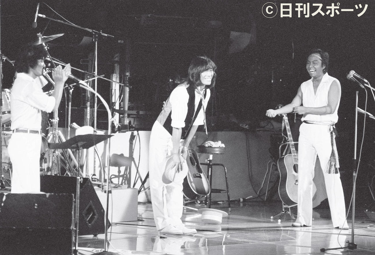 78年、武道館コンサートを行うアリス。左から堀内孝雄、矢沢透、谷村新司