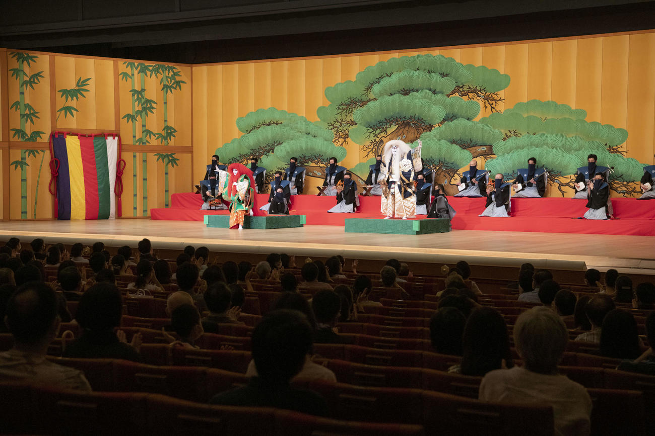 「八月花形歌舞伎」の「連獅子」に出演する中村壱太郎（左）、片岡愛之助。長唄、鳴物はマスクを着用コピーライト松竹