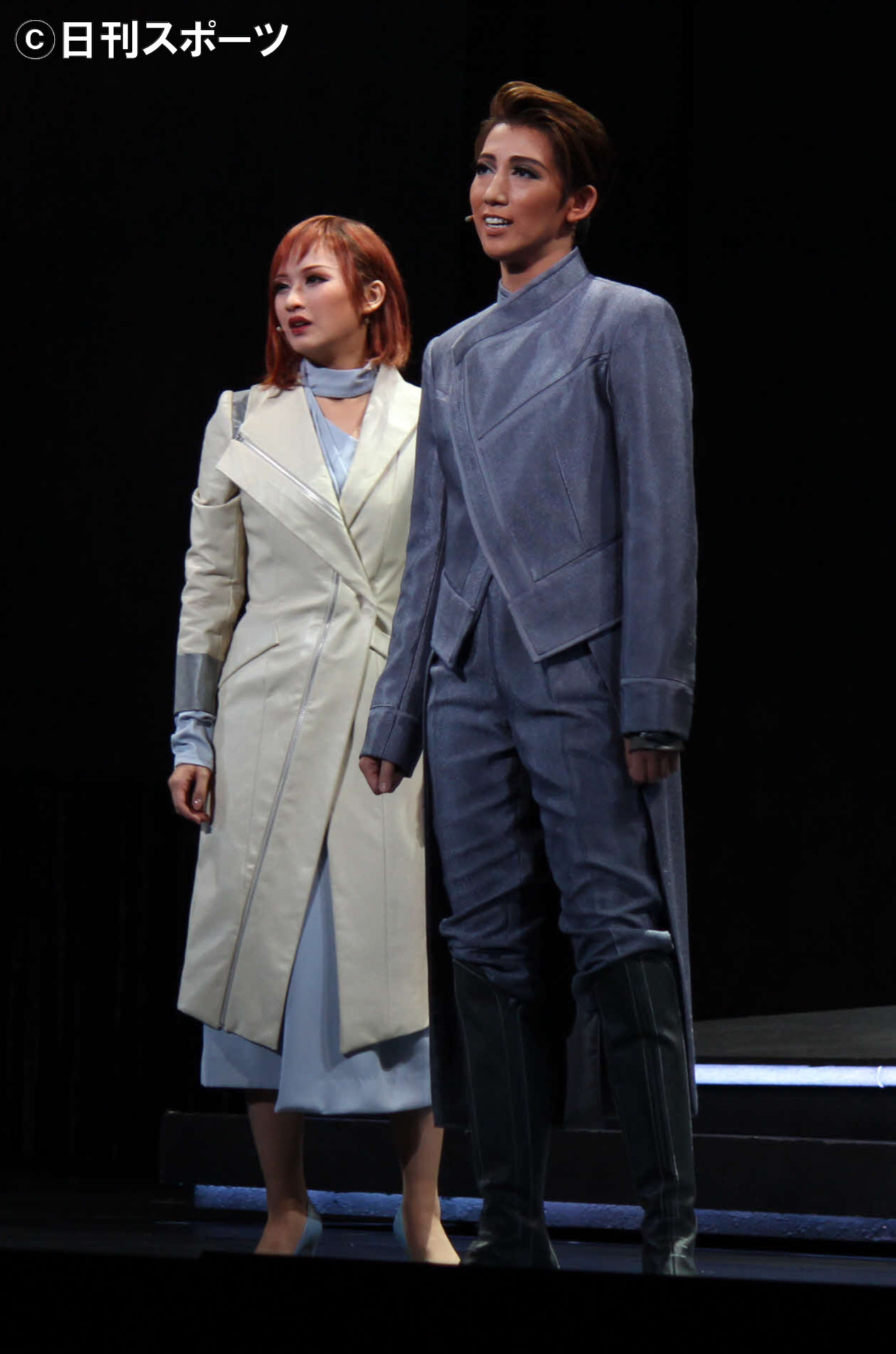 宝塚歌劇5カ月ぶり別箱公演に主演した宙組トップ真風涼帆（右）と、相手娘役の星風まどか（撮影・村上久美子）