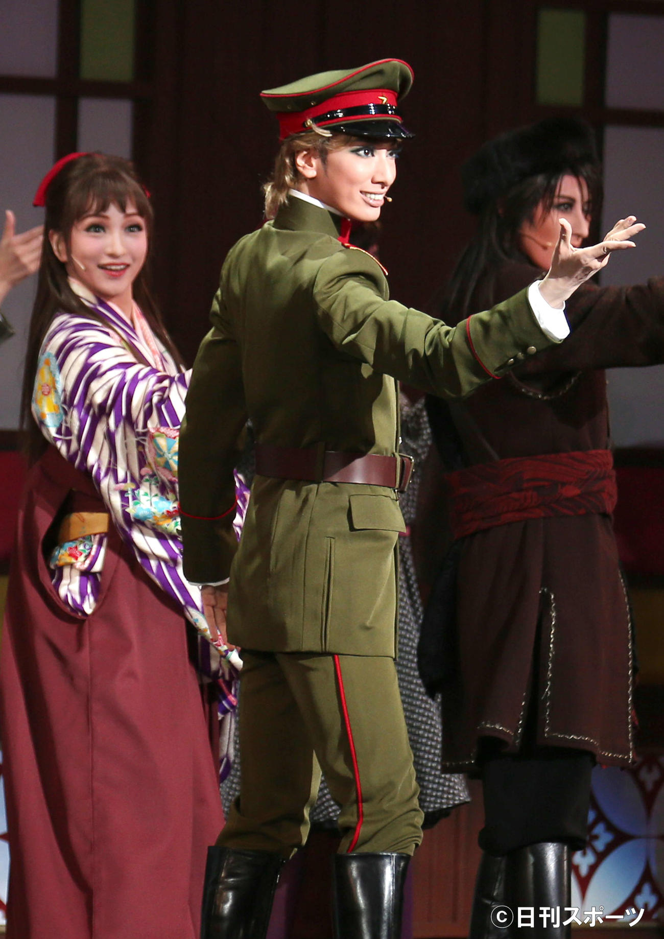 130日ぶり再開となった花組公演に主演した新トップ柚香光（中央）と、相手娘役の華優希（左）（2020年7月16日撮影）