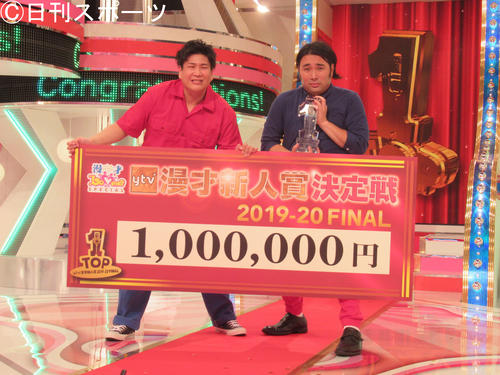 「第9回ytv漫才新人賞決定戦」で優勝したビスケットブラザースのきん（左）と原田（撮影・星名希実）