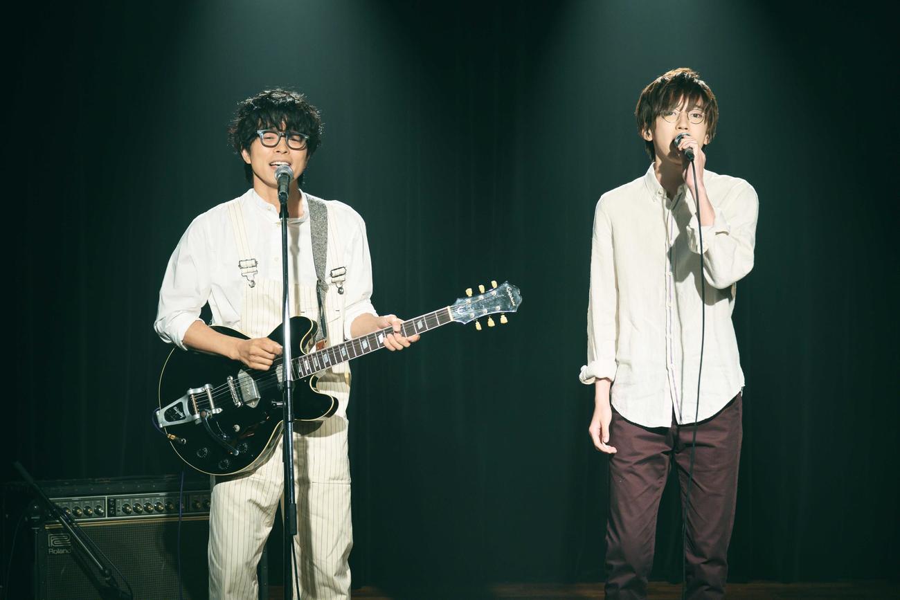 映画「461個のおべんとう」で、井ノ原快彦（左）と道枝駿佑が主題歌を歌うシーン