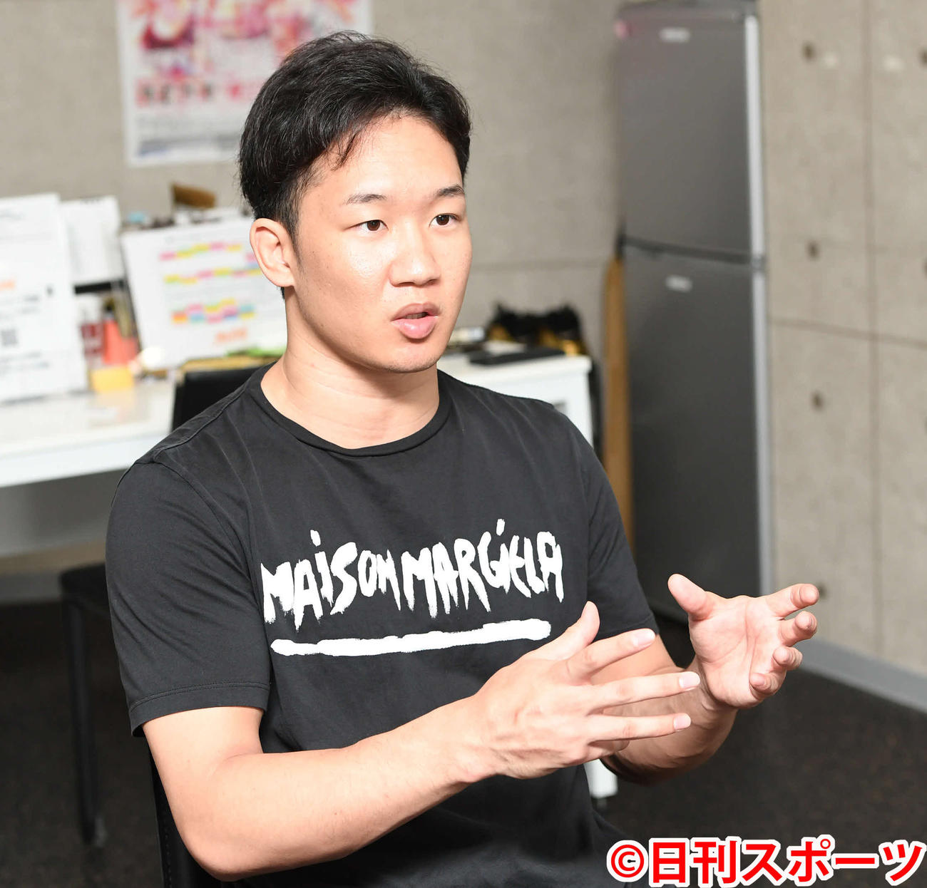 ユーチューブへの考えを語る朝倉未来（撮影・山崎安昭）